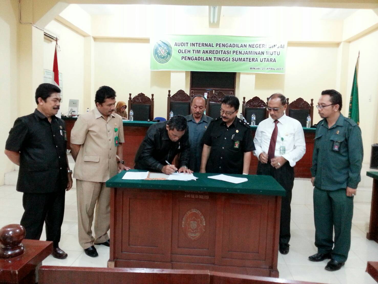 KUNJUNGAN TIM ASISTENSI PELAKSANAAN AKREDITASI DI PENGADILAN NEGRI BINJAI DARI PENGADILAN TINGGI MEDAN