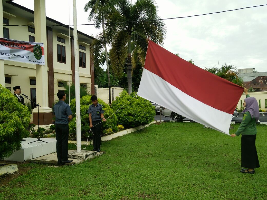 UPACARA BENDERA MEMPERINGATI HARI PAHLAWAN 