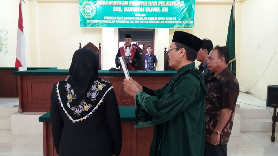 PENGAMBILAN SUMPAH DAN PELANTIKAN MUFIDAH ULFAH, SH SEBAGAI PANITERA PENGGANTI PENGADILAN NEGERI BINJAI KELAS I-B 