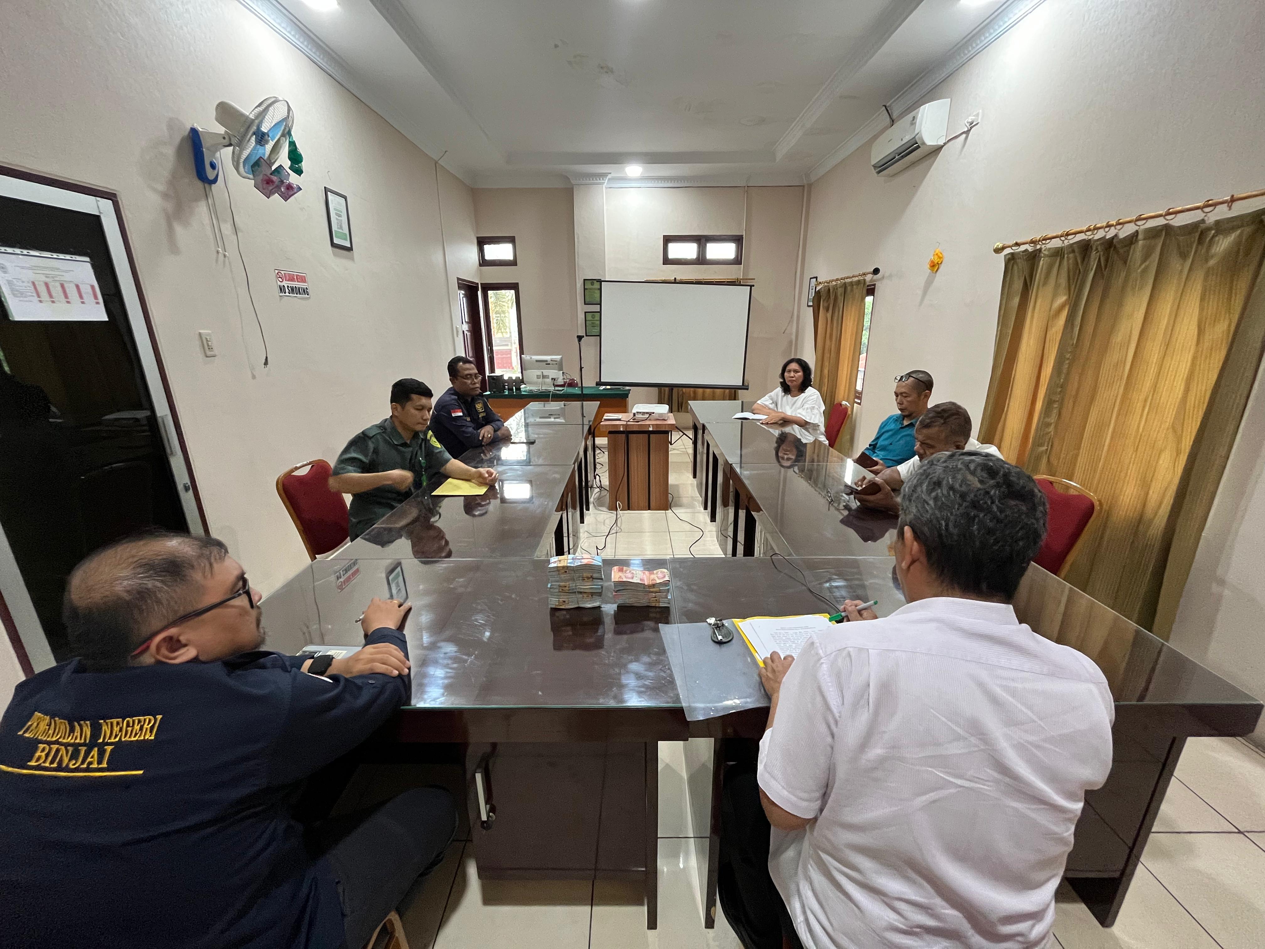Penyelesaian Perkara No. 3/Pdt.Eks/2020/PN Bnj jo 4/Pdt.G/2019/PN Bnj Dengan Pembayaran Sejumlah Uang Kepada Pihak Pemohon Eksekusi Lelang