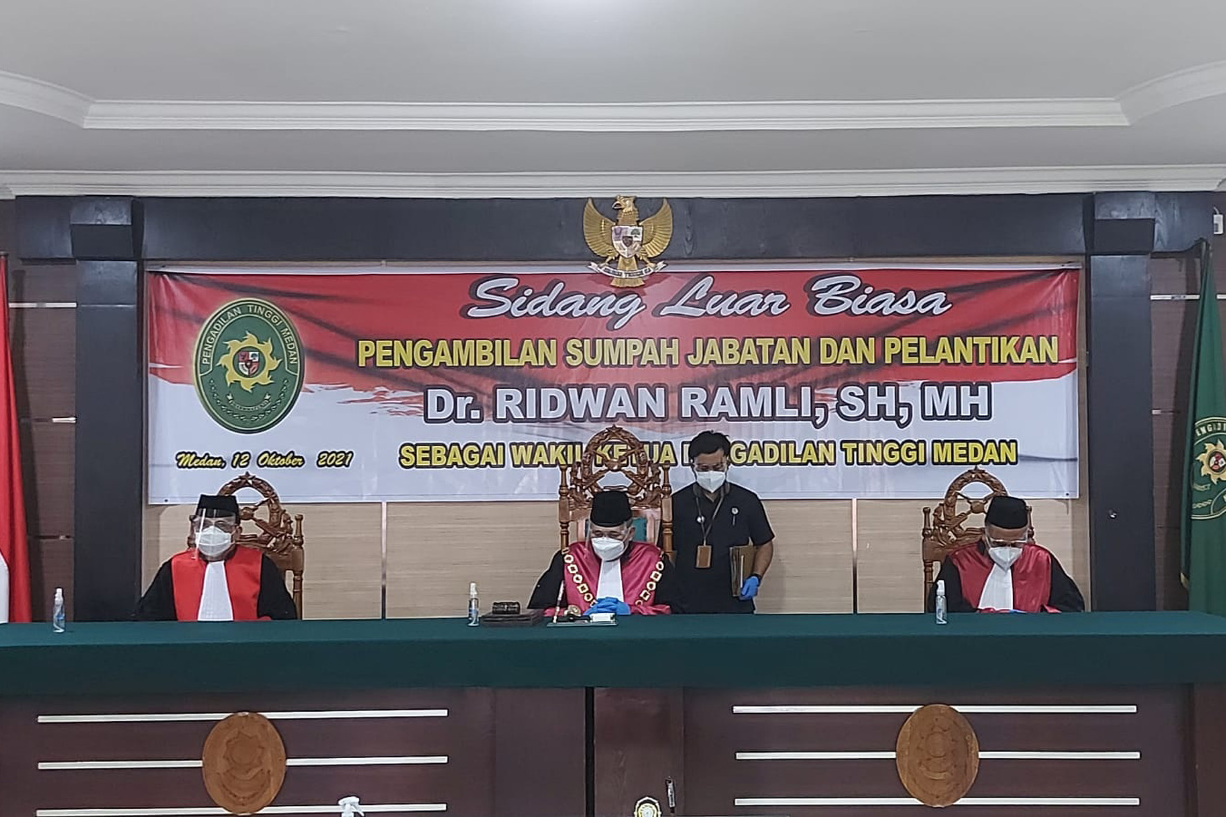 SIDANG LUAR BIASA PENGAMBILAN SUMPAH JABATAN DAN PELANTIKAN BAPAK Dr. RIDWAN RAMLI, S.H., M.H. SEBAGAI WAKIL KETUA PENGADILAN TINGGI MEDAN